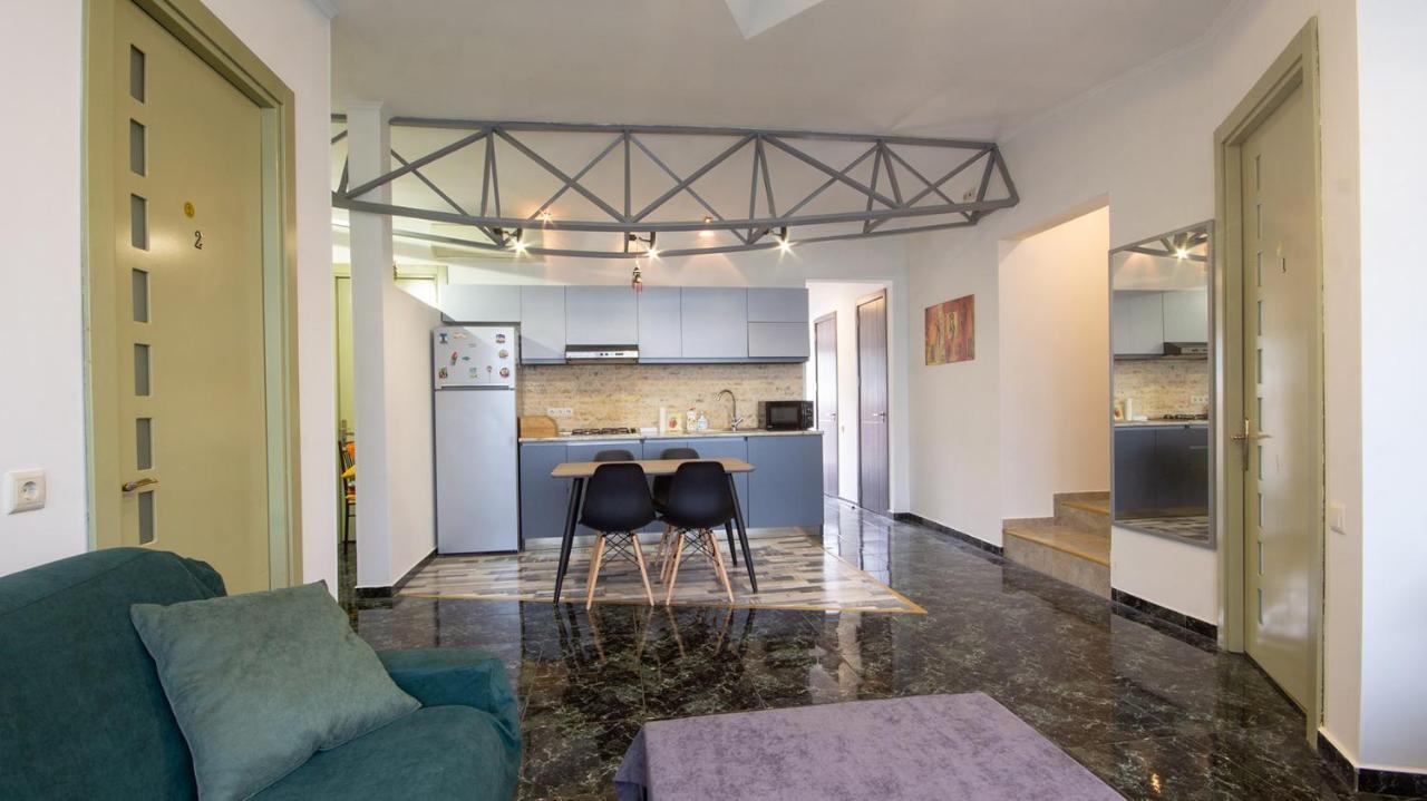 4 Bedroom Apartment On Liberty Square Tbilisi Bagian luar foto