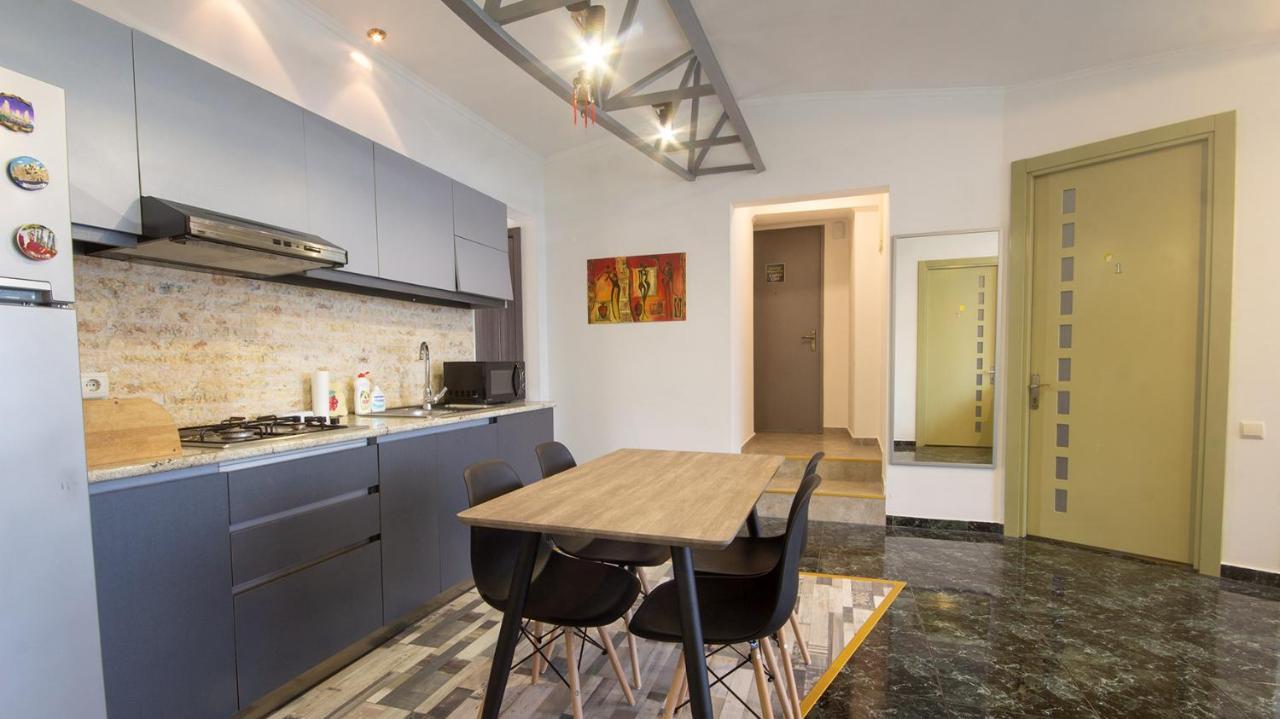 4 Bedroom Apartment On Liberty Square Tbilisi Bagian luar foto