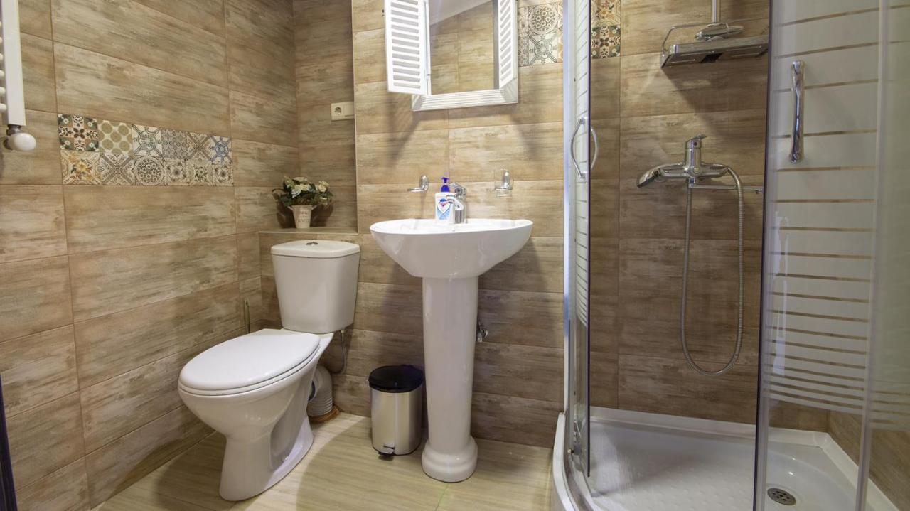 4 Bedroom Apartment On Liberty Square Tbilisi Bagian luar foto