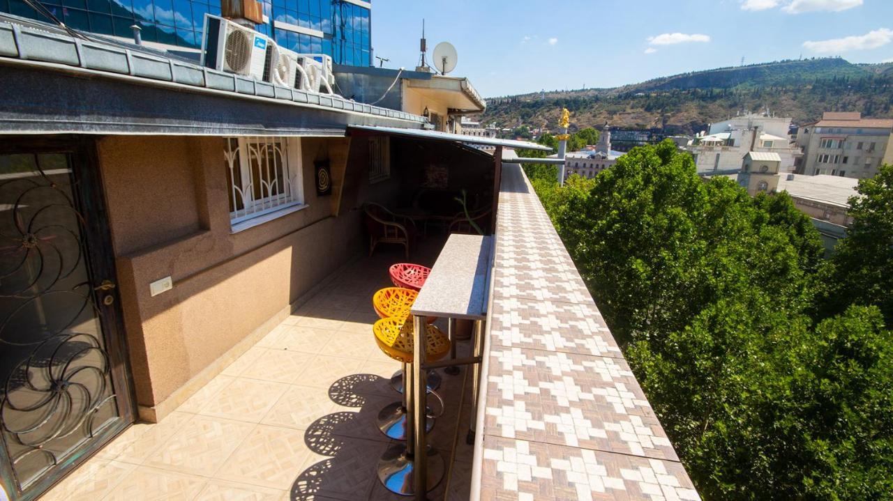 4 Bedroom Apartment On Liberty Square Tbilisi Bagian luar foto