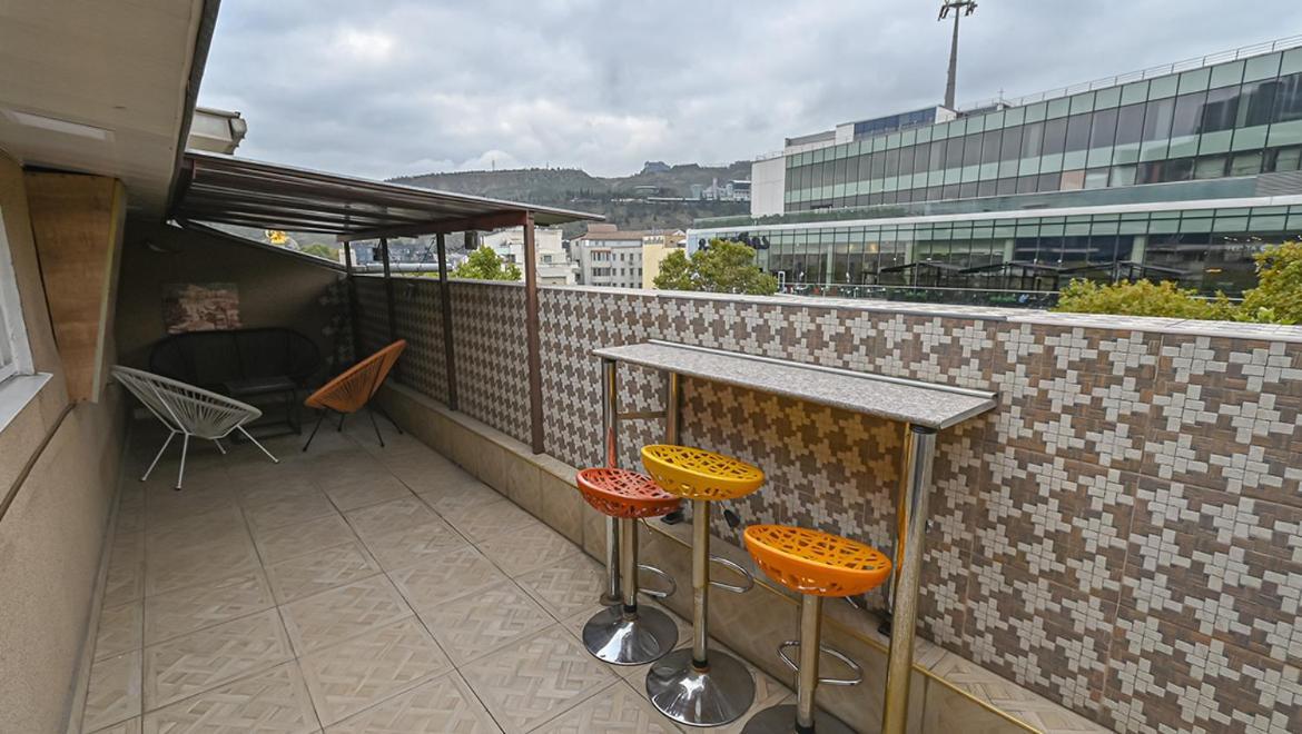 4 Bedroom Apartment On Liberty Square Tbilisi Bagian luar foto