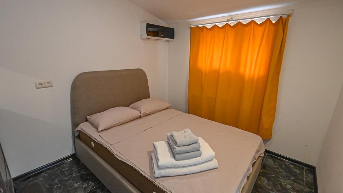 4 Bedroom Apartment On Liberty Square Tbilisi Bagian luar foto