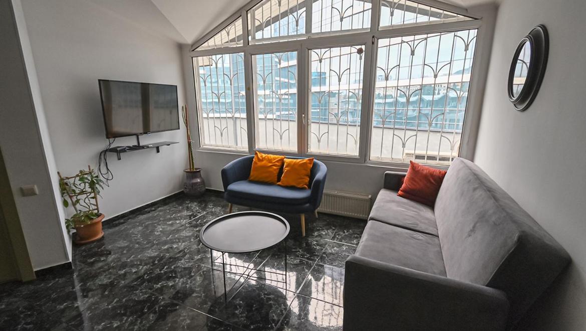 4 Bedroom Apartment On Liberty Square Tbilisi Bagian luar foto